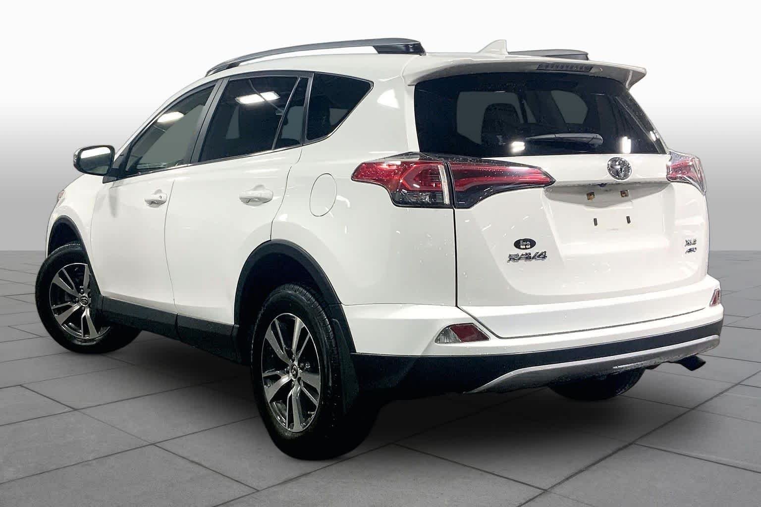 Used 2018 Super White Toyota XLE image 12
