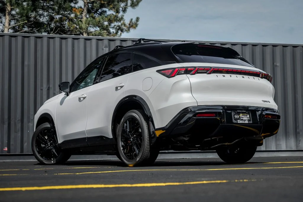 New 2027 2T RAD WHT INFINITI Sport AWD image 2