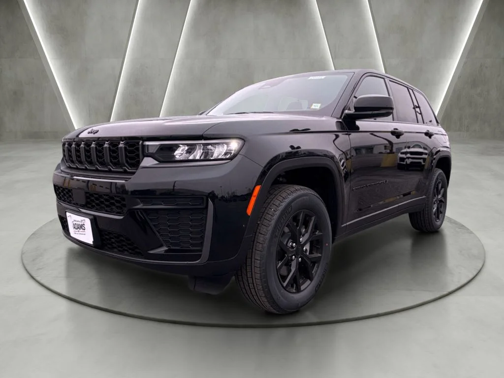 New 2026 Diamond Black Crystal Pearlcoat Jeep Altitude image 7