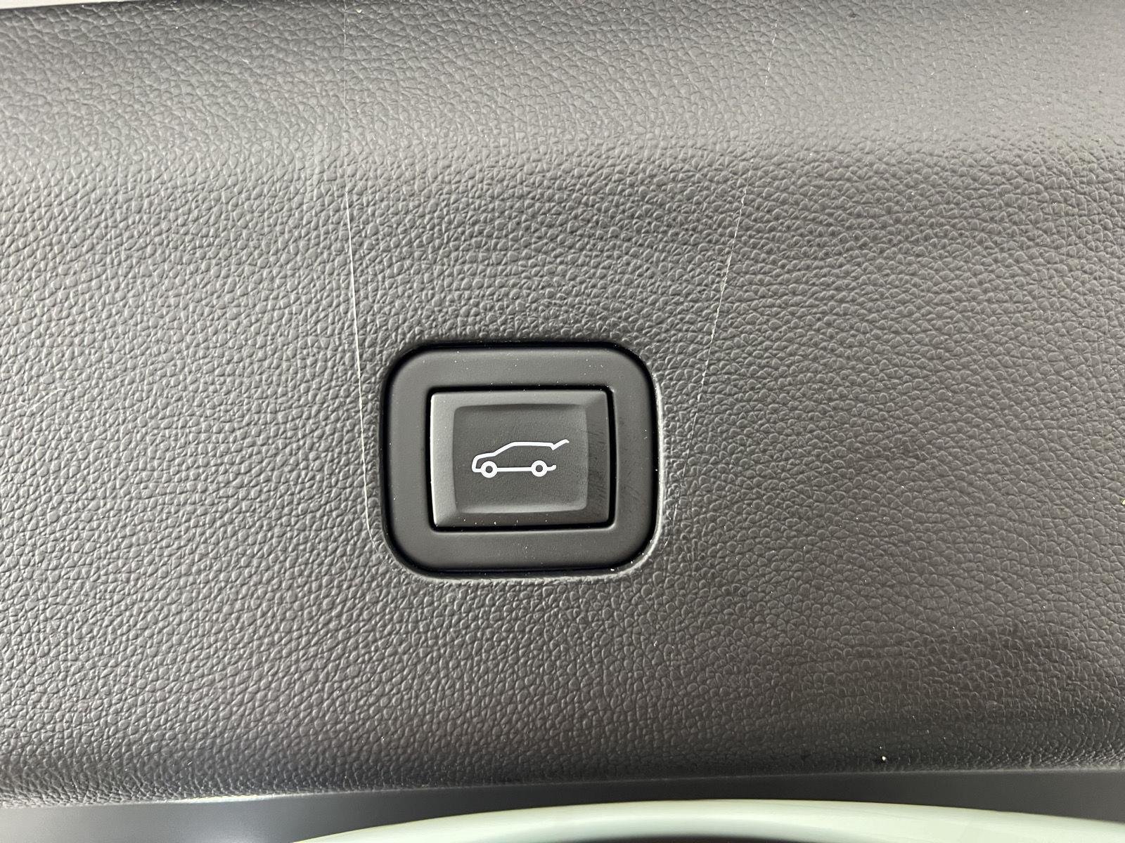 Used 2024 Summit White Buick Essence image 21