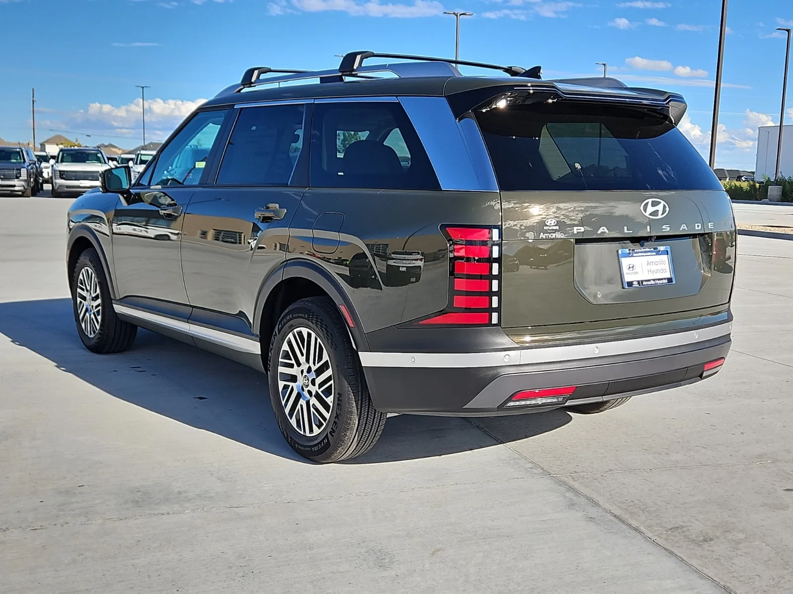 New 2027 Titan Green Hyundai SEL Premium 7P 4dr Front-Wheel Drive image 2
