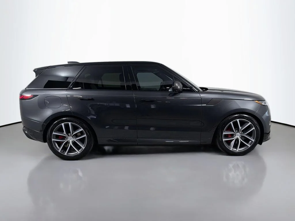 Used 2023 Gray Land Rover SE Dynamic image 4