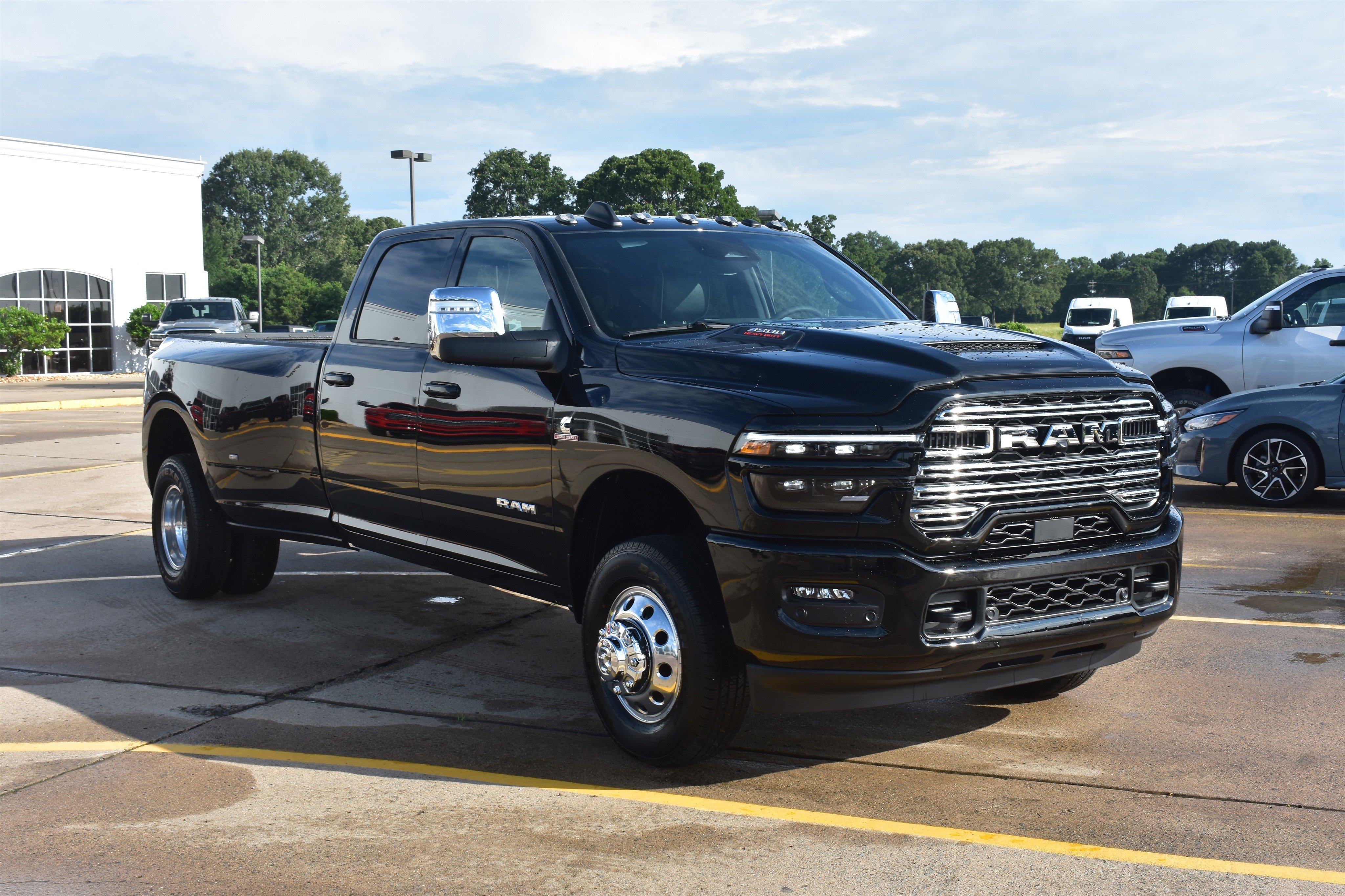 New 2026 Diamond Black Crystal Pearl-Coat Exterior Paint RAM Laramie image 3