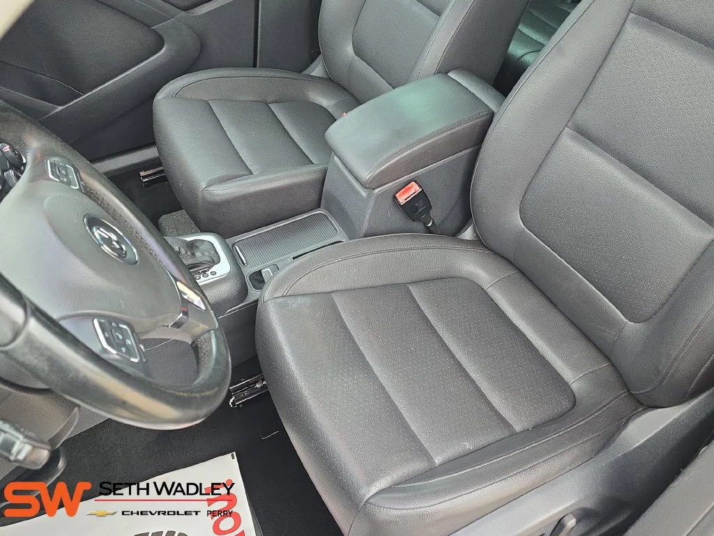 Used 2016 White Volkswagen SE image 14