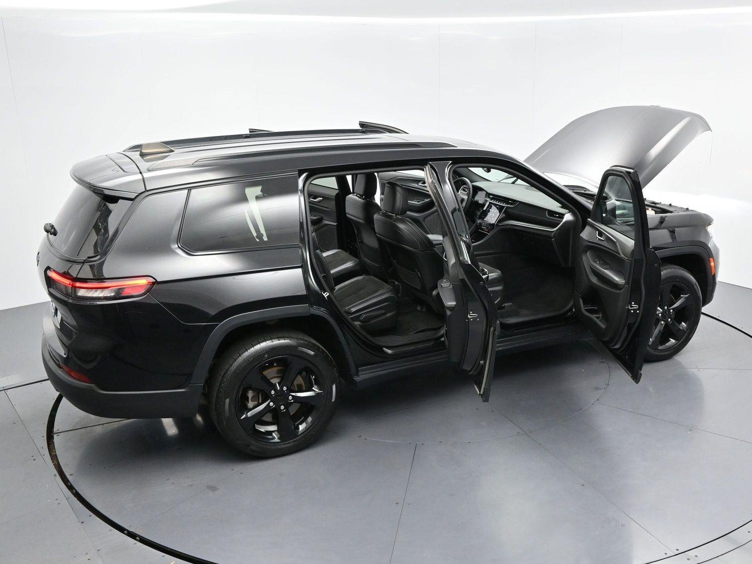 Used 2023 Diamond Black Crystal Pearlcoat Jeep Altitude image 36