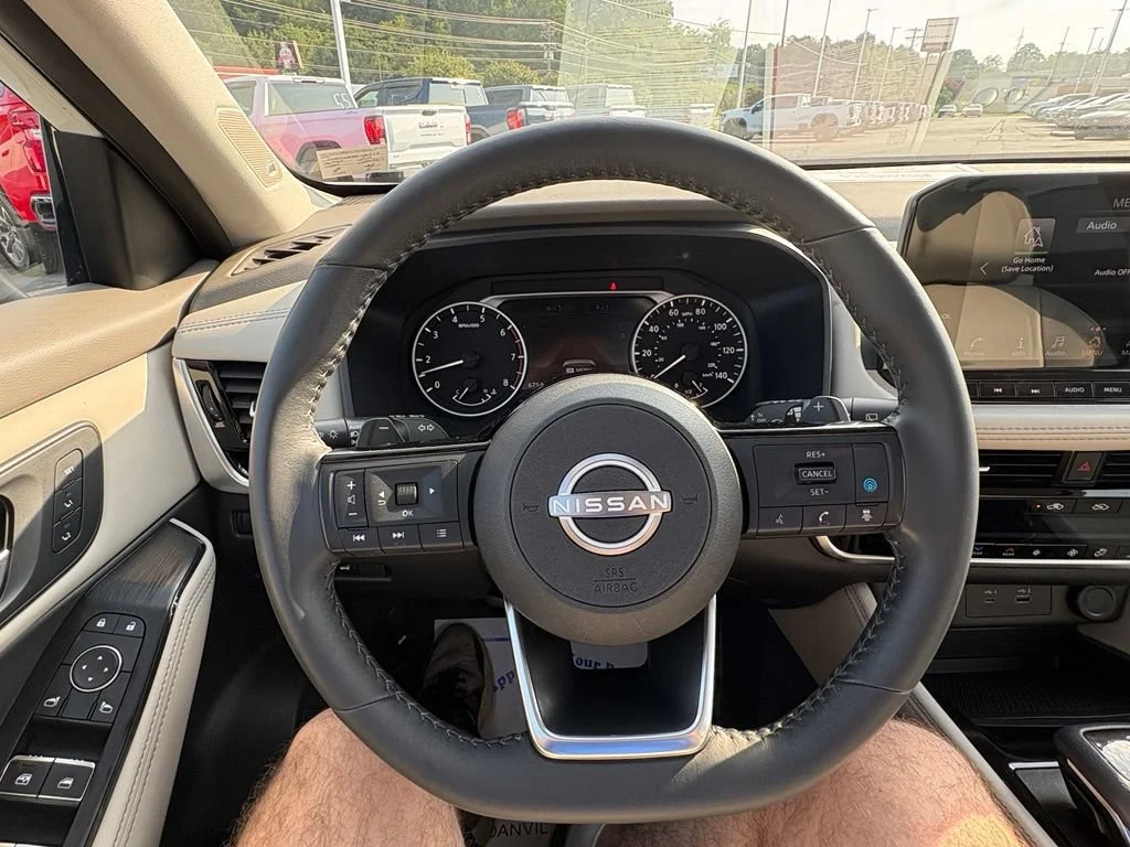 Used 2023  Nissan SL image 13