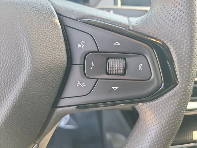 New 2027 Summit White Chevrolet LT image 28