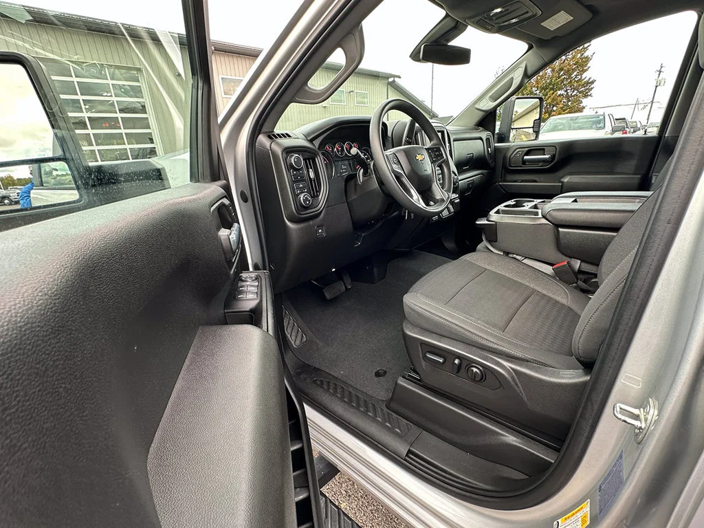Used 2022 Silver Chevrolet Custom image 20