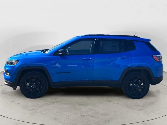 New 2026 Hydro Blue Pearl-Coat Exterior Paint Jeep Latitude image 7