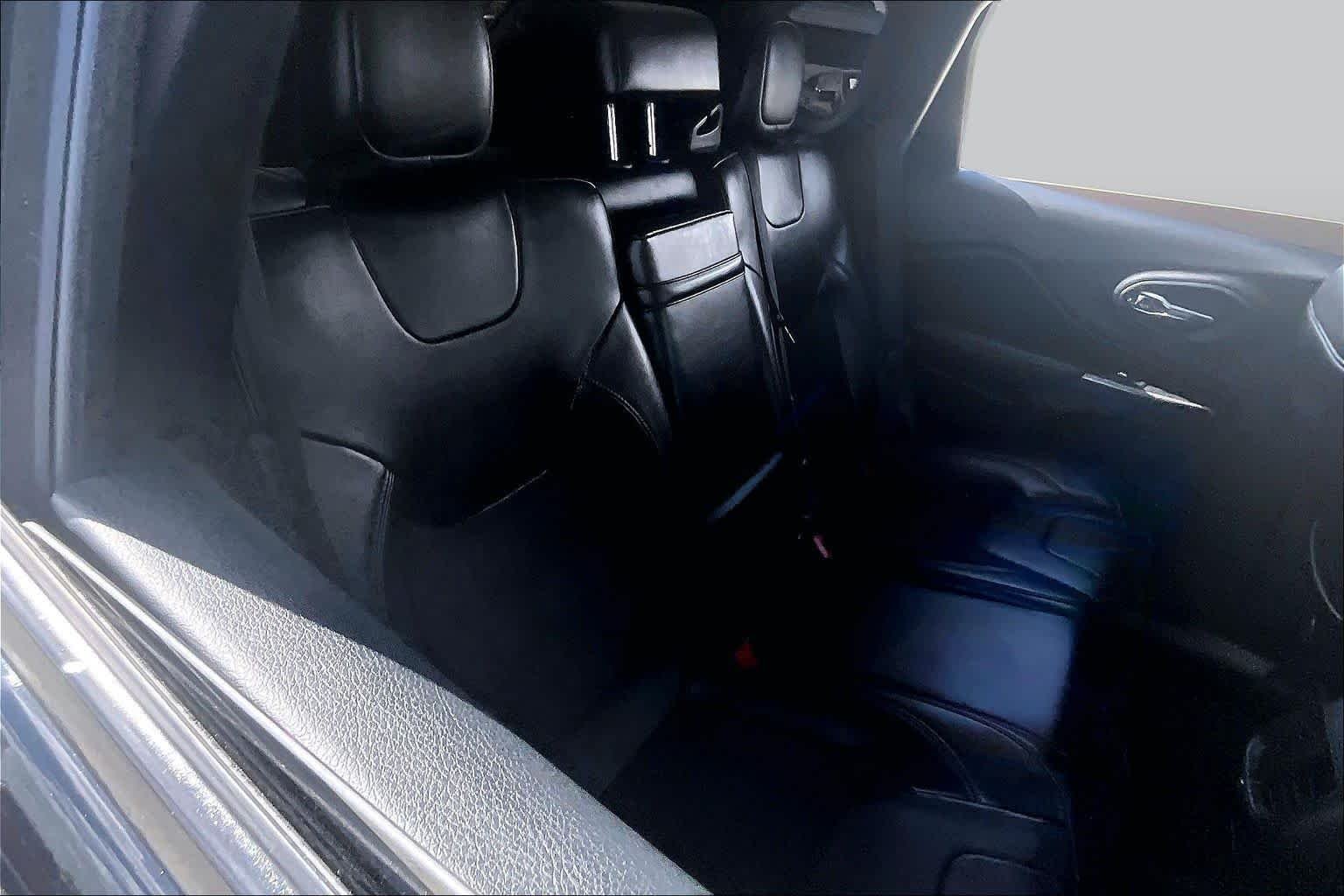 Used 2019 Diamond Black Crystal Pearlcoat Jeep Latitude Plus image 18