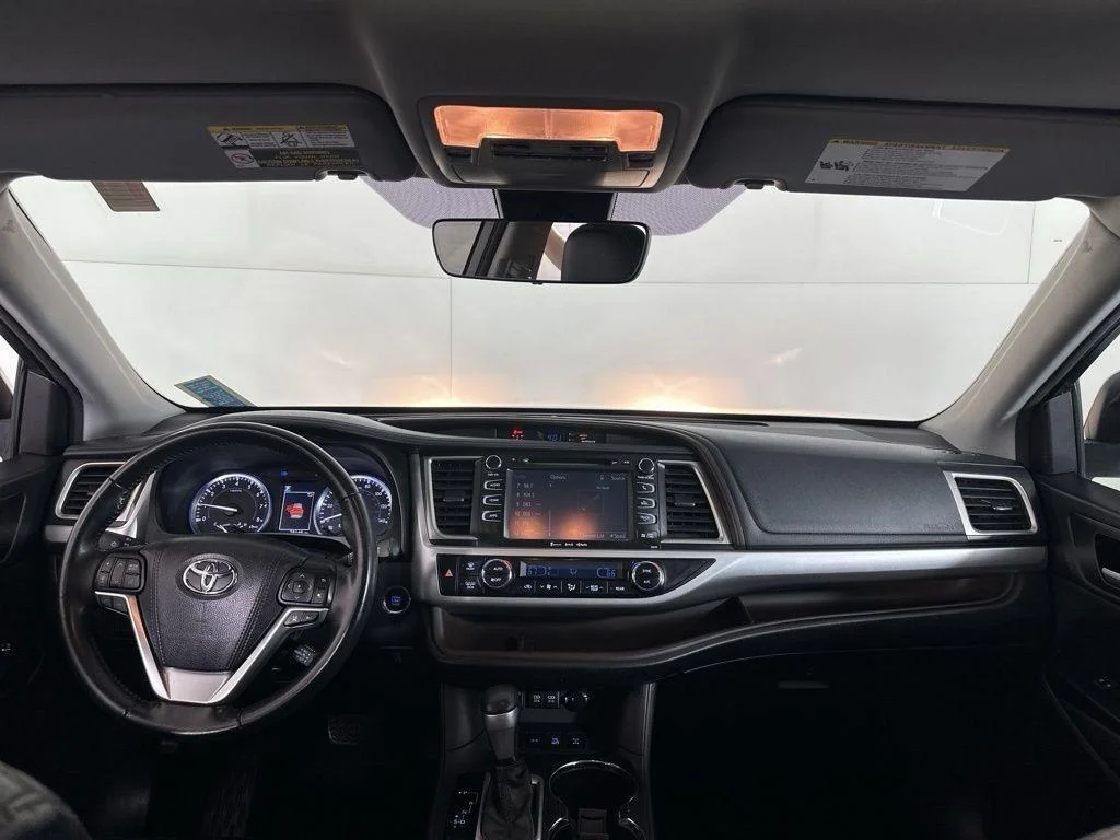 Used 2017 Blizzard Pearl Toyota XLE image 11