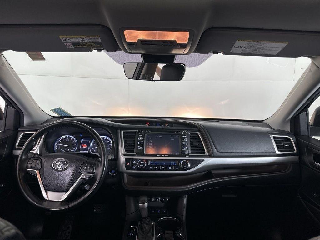 Used 2017 Blizzard Pearl Toyota XLE image 11