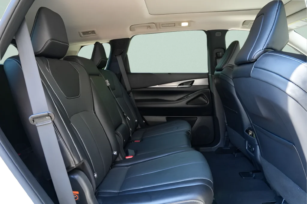 Used 2024 White INFINITI LUXE image 39