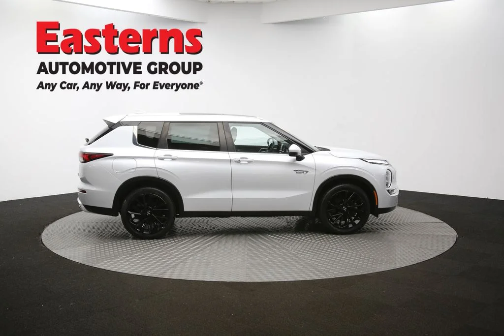 Used 2023 White Mitsubishi SE image 45