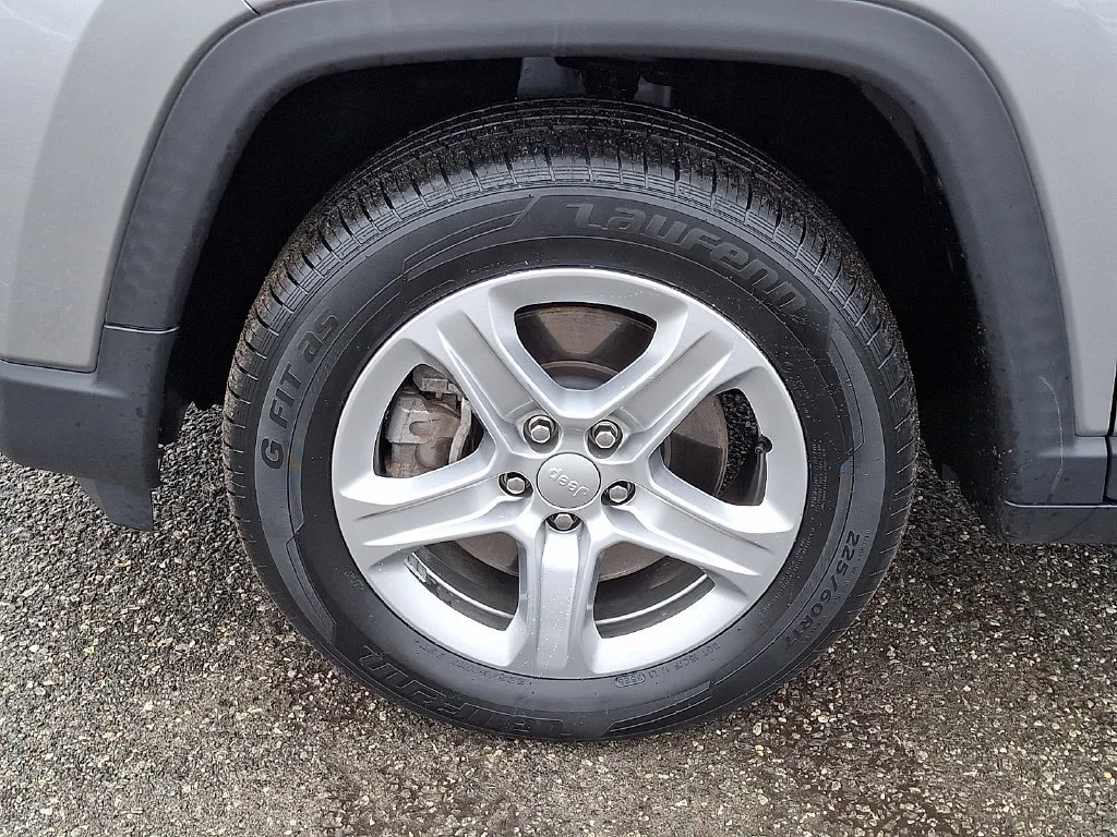 Used 2023 Billet Silver Metallic Clearcoat Jeep Latitude image 29