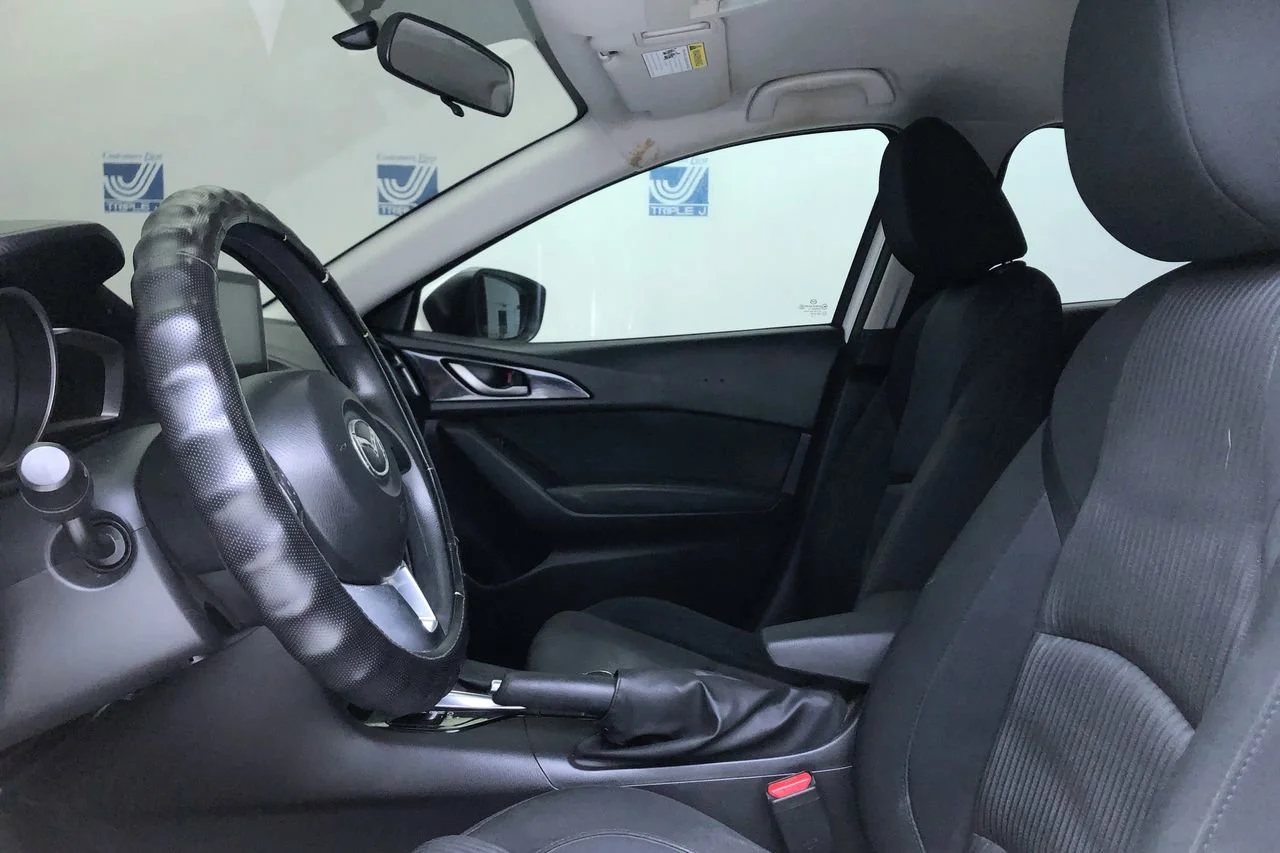 Used 2018 Snowflake White Pearl Mazda Sport image 25