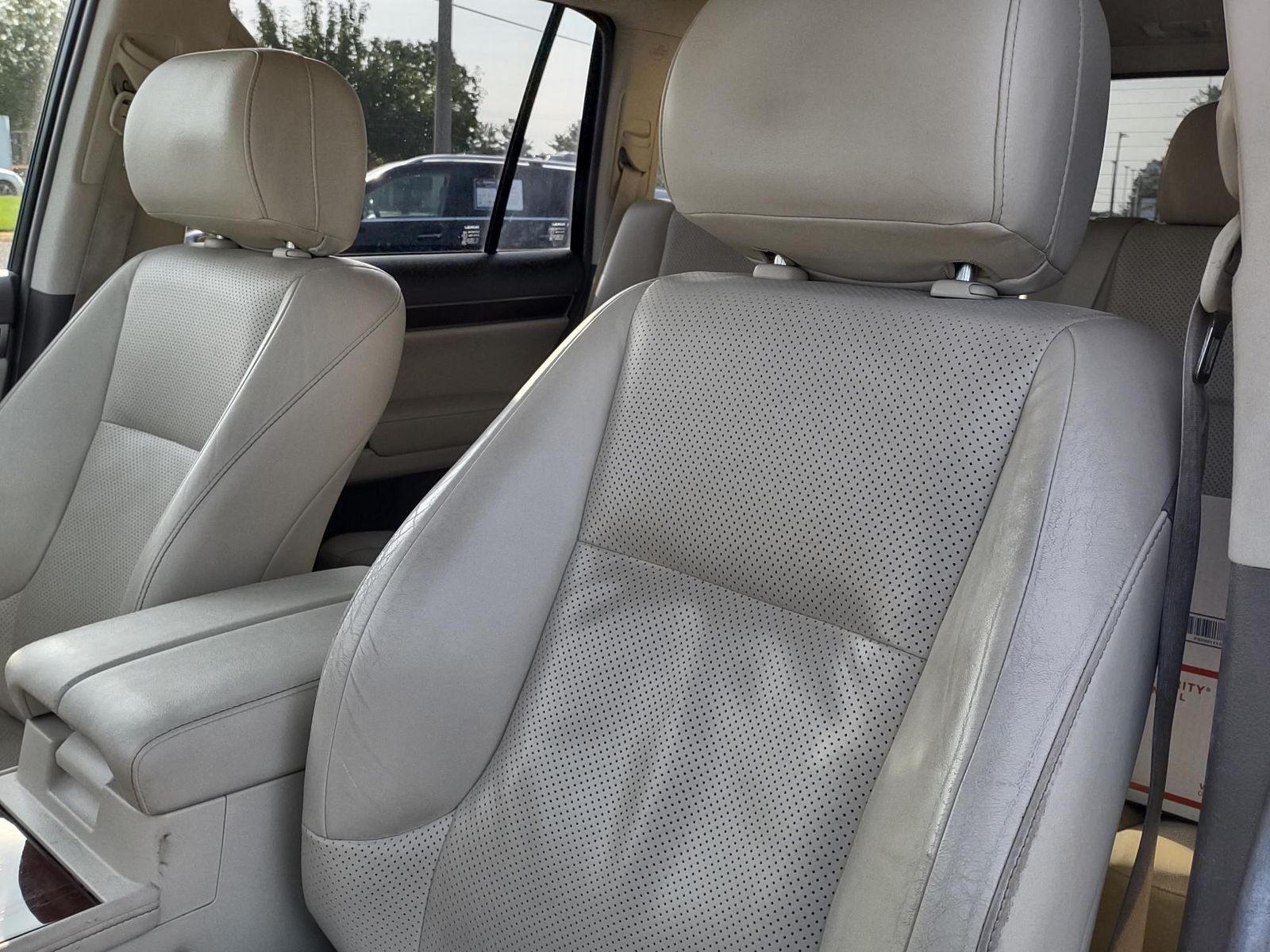 Used 2011  Lexus 460 image 8