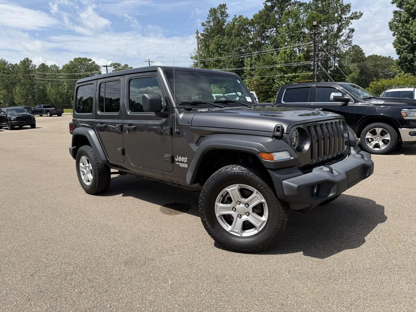 Used 2020 Granite Crystal Metallic Clearcoat Jeep Sport S image 3