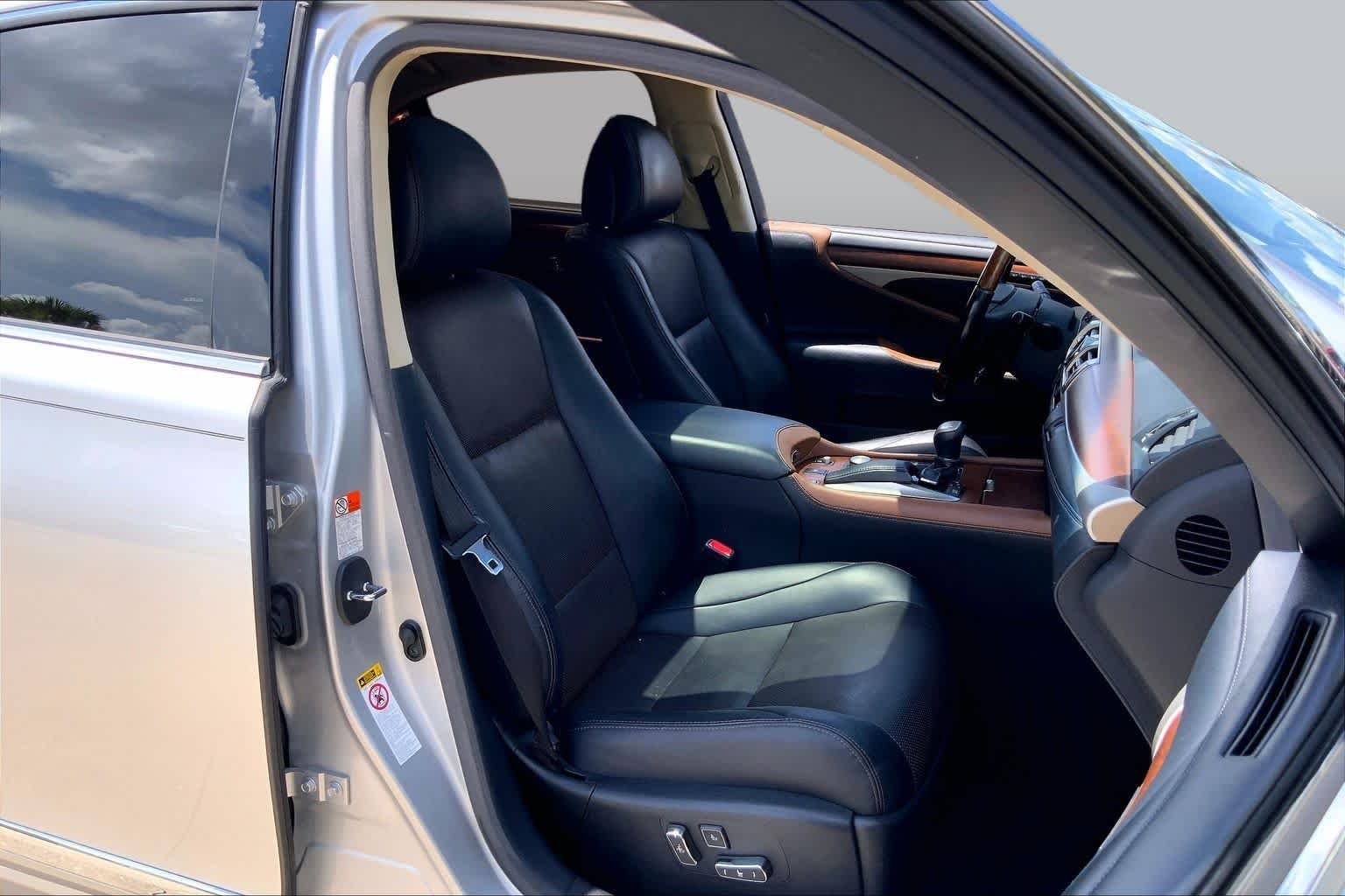 Used 2015 Liquid Platinum Lexus  image 9