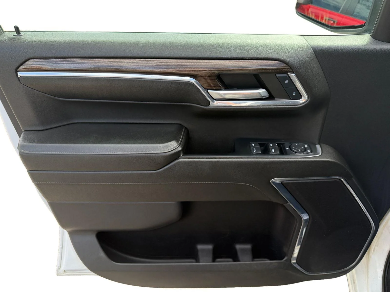 Used 2024 Summit White Chevrolet LT image 9