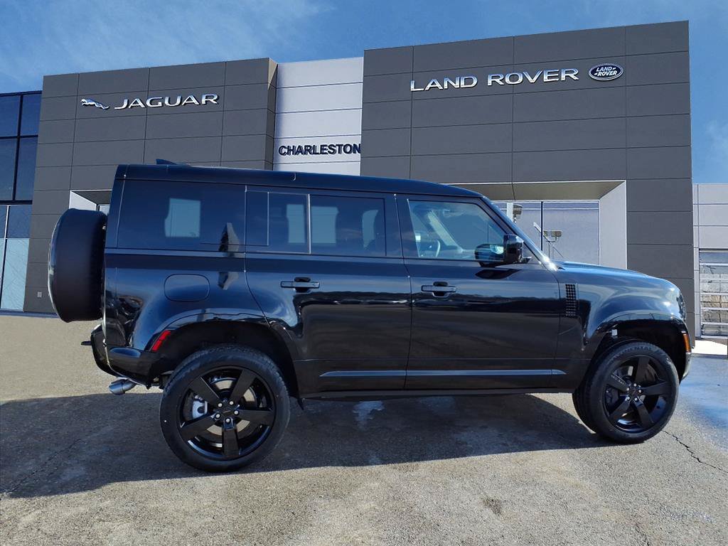 New 2026 Santorini Black Metallic Land Rover X-Dynamic SE image 6