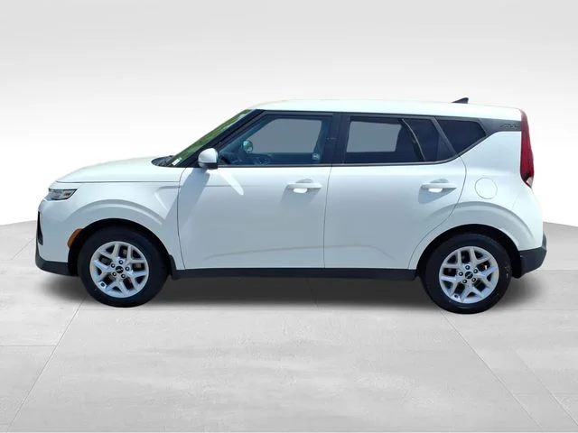 Used 2022 White Kia LX image 3