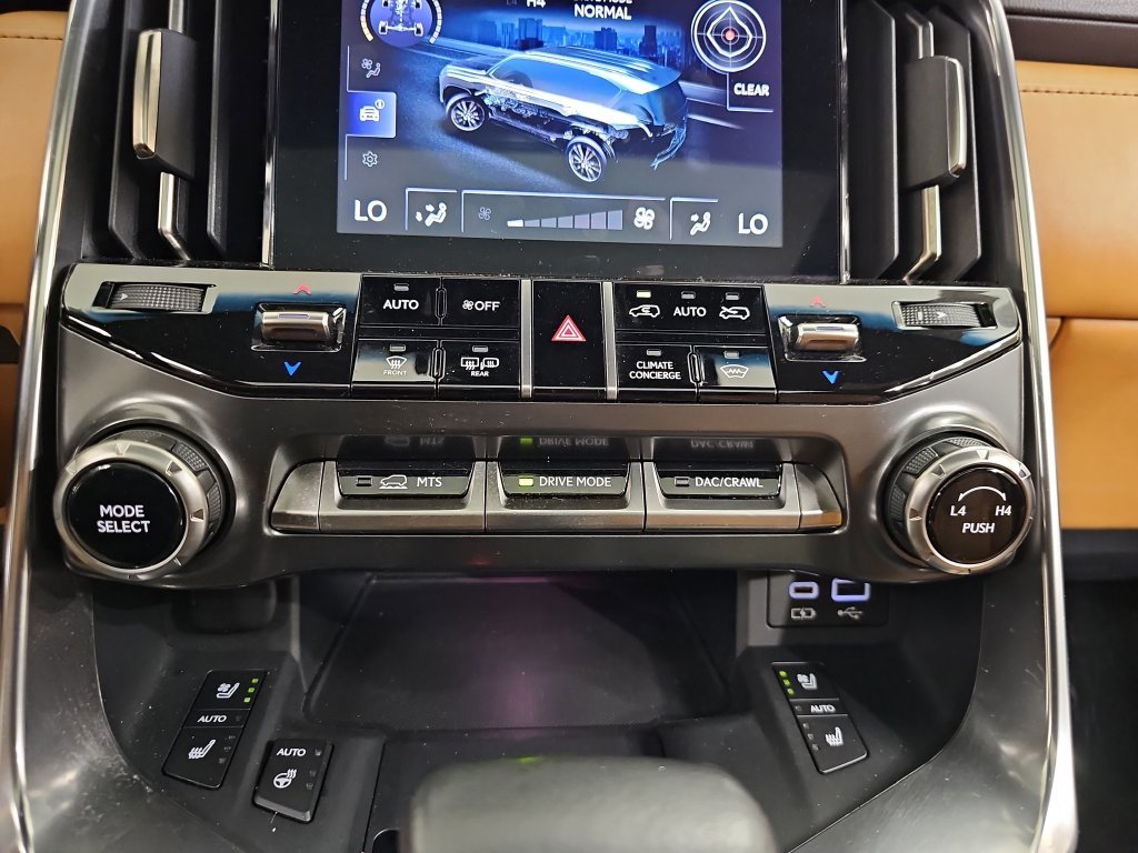 Used 2022 White Lexus 600 Premium image 27