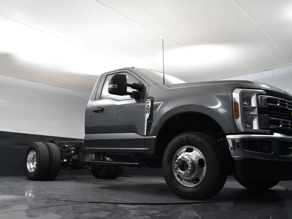 2026 Ford F-350 Super Duty Chassis Cab XLT - Photo 25