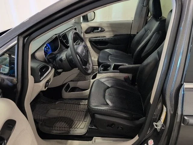 Used 2023  Chrysler Touring L image 18