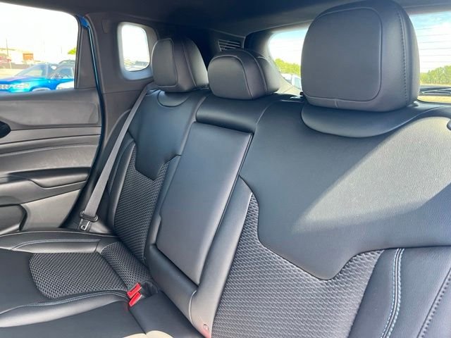 New 2026 Hydro Blue Pearlcoat Jeep Latitude image 17