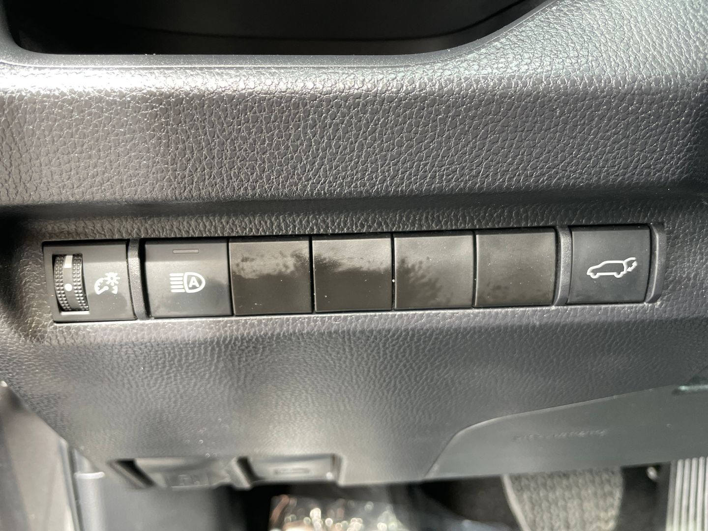 2025 Toyota RAV4 XLE - Photo 13