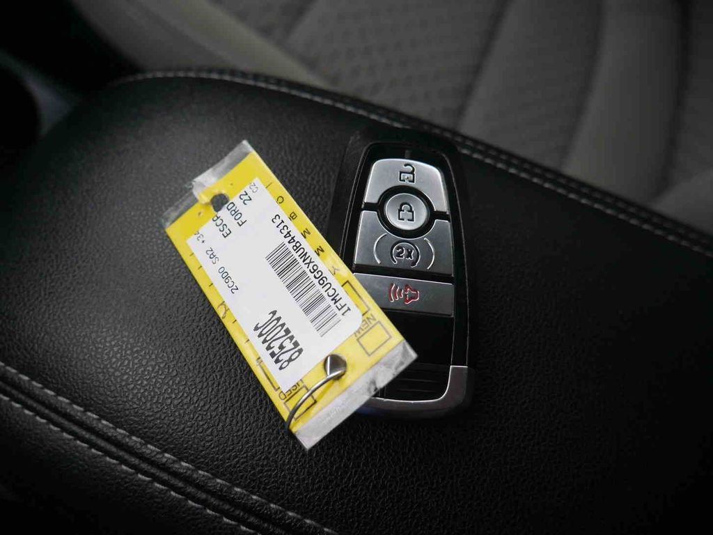 Used 2022 Red Ford SE image 24