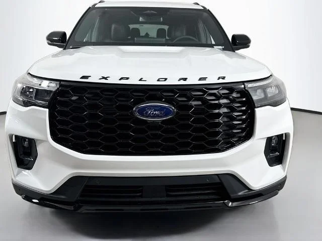New 2026 Star White Metallic Tri-Coat Ford ST-Line image 37