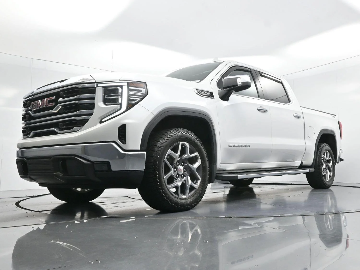 Used 2023 White Frost Tricoat GMC SLT image 48