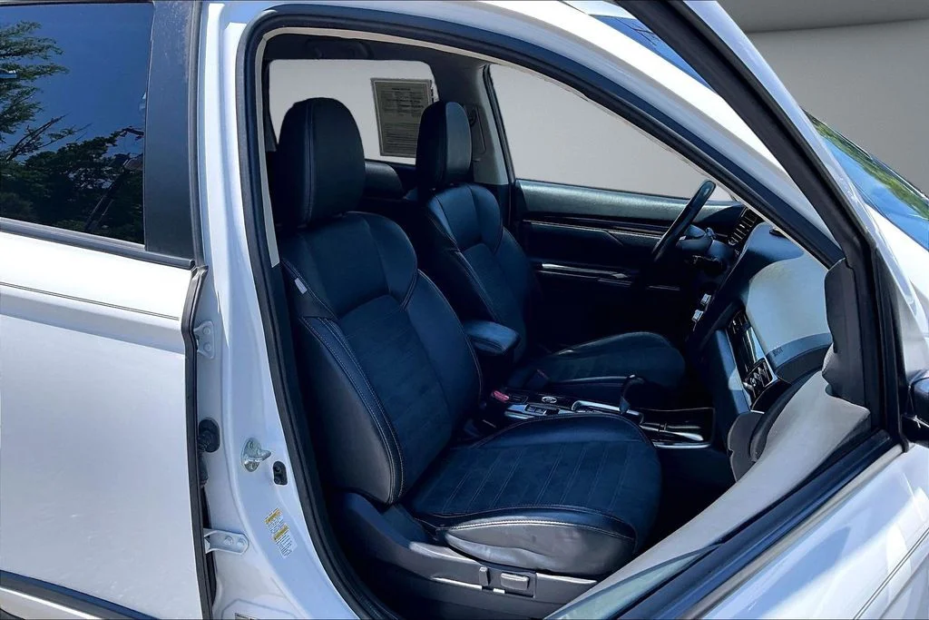 Certified Used 2020  Mitsubishi SE image 30