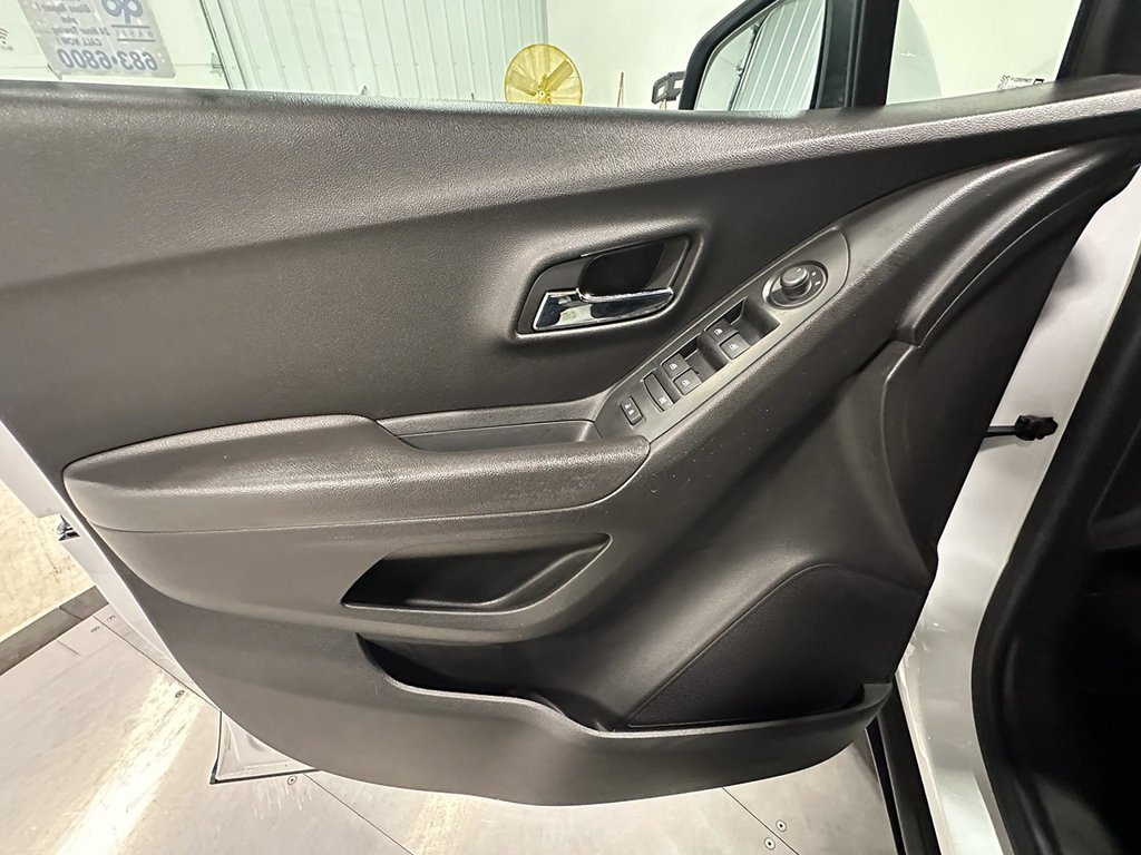 Used 2020 White Chevrolet LS image 18