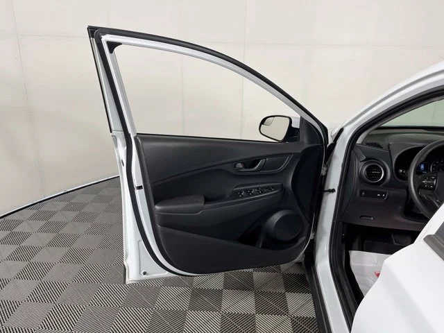 Used 2019 White Hyundai SE image 15