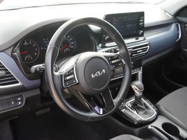 Used 2023 White Kia S image 17