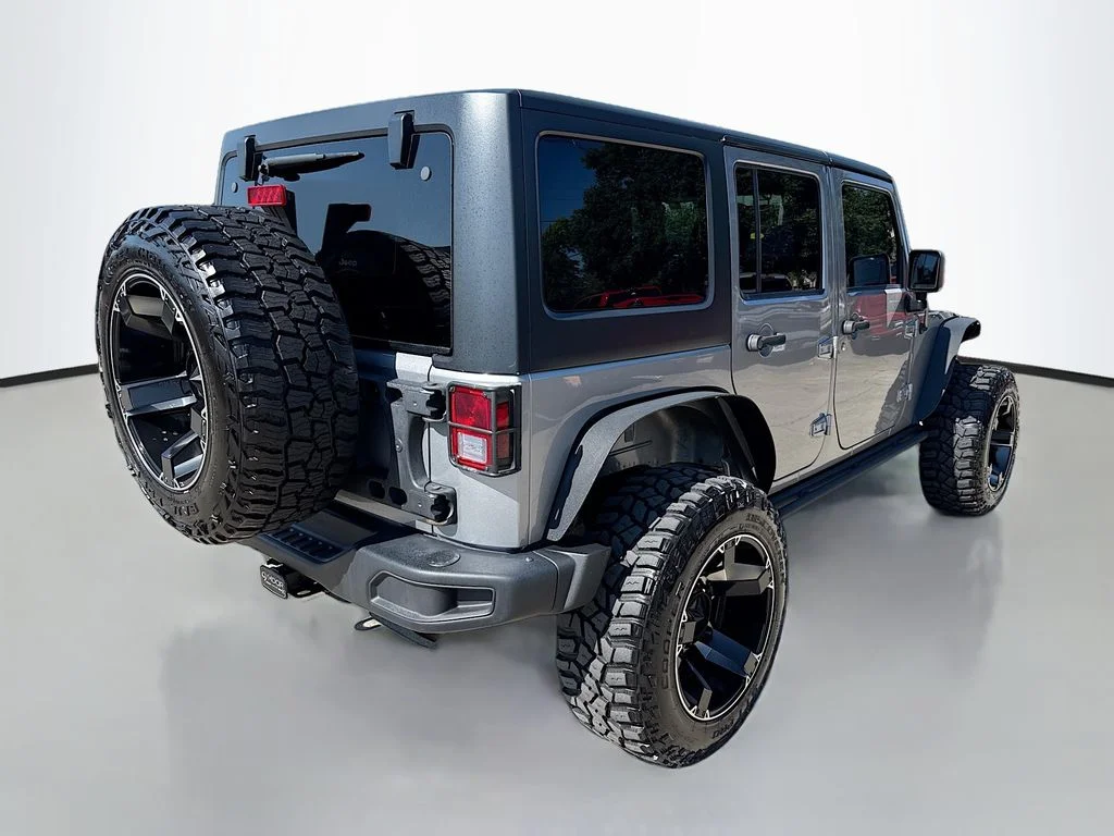 Used 2016 Billet Silver Metallic Clearcoat Jeep Black Bear image 7
