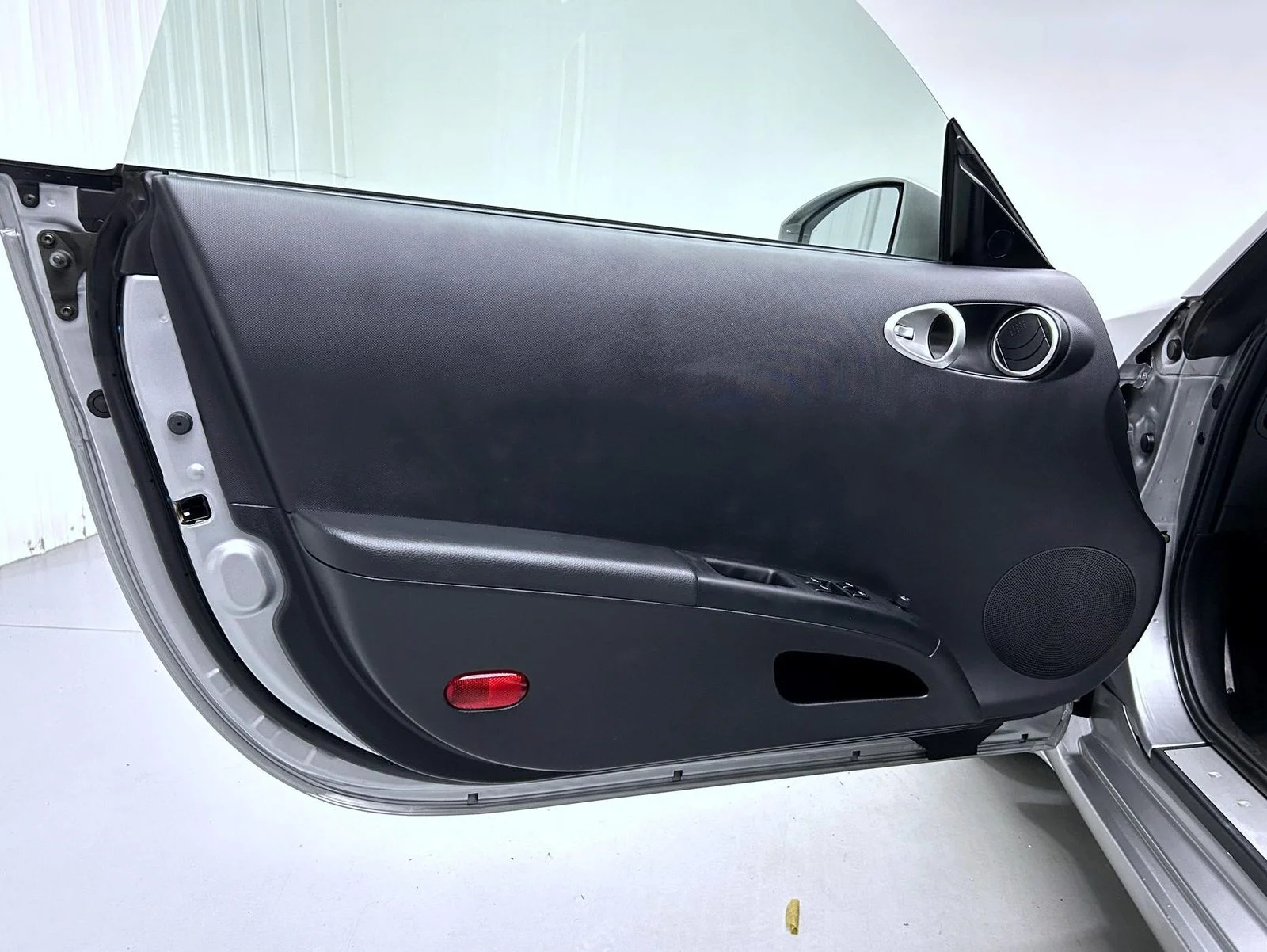 Used 2005 Silver Nissan Grand Touring image 9