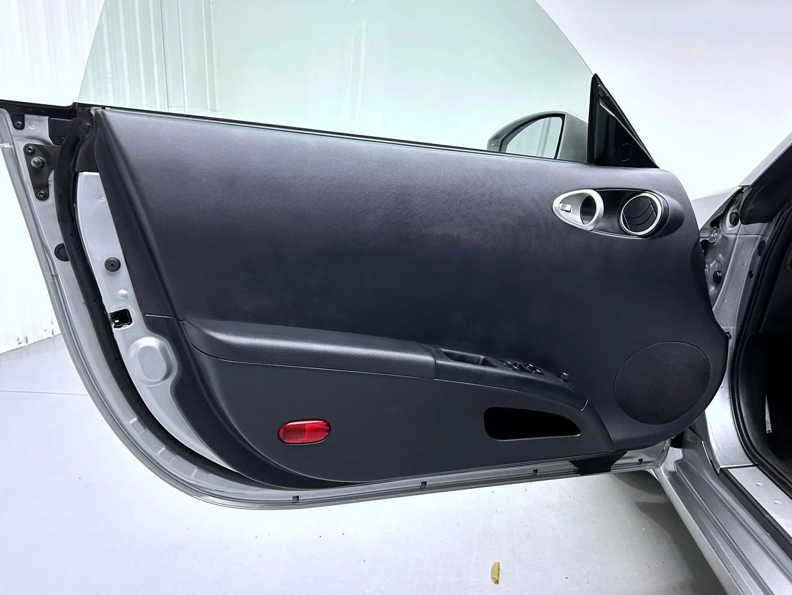 Used 2005 Silver Nissan Grand Touring image 9