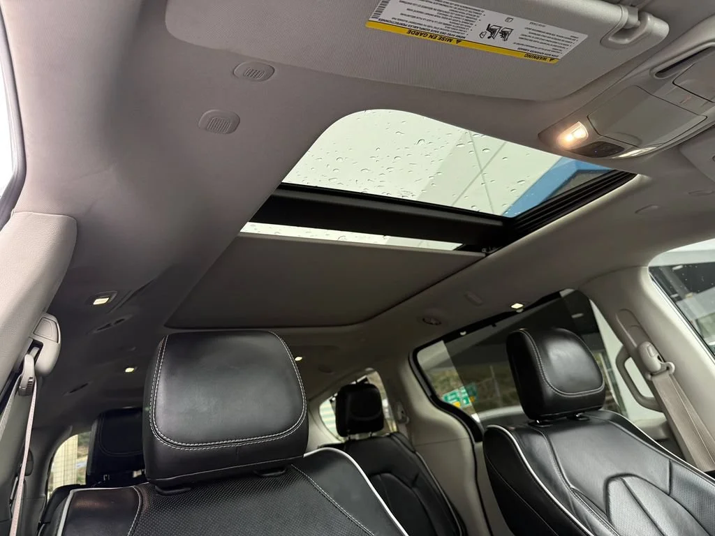 Used 2023 White Chrysler Limited image 17