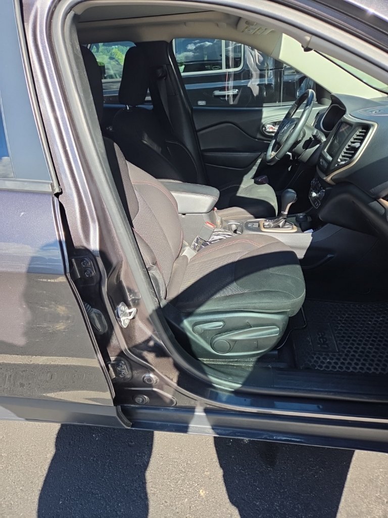 Used 2017 Gray Jeep Latitude image 7