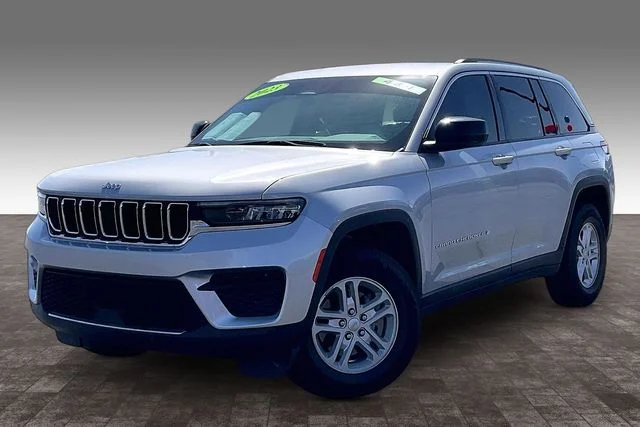Used 2023 Silver Jeep Laredo image 1