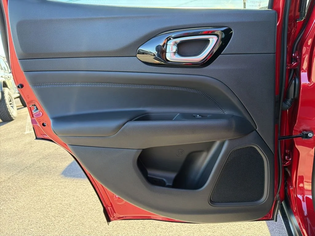 New 2026 Red Hot Pearl-Coat Exterior Paint Jeep Latitude image 18