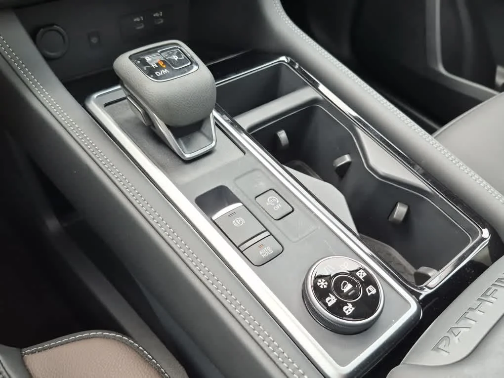 New 2026 Everest White Pearl Tricoat/Super Black Nissan Platinum image 15