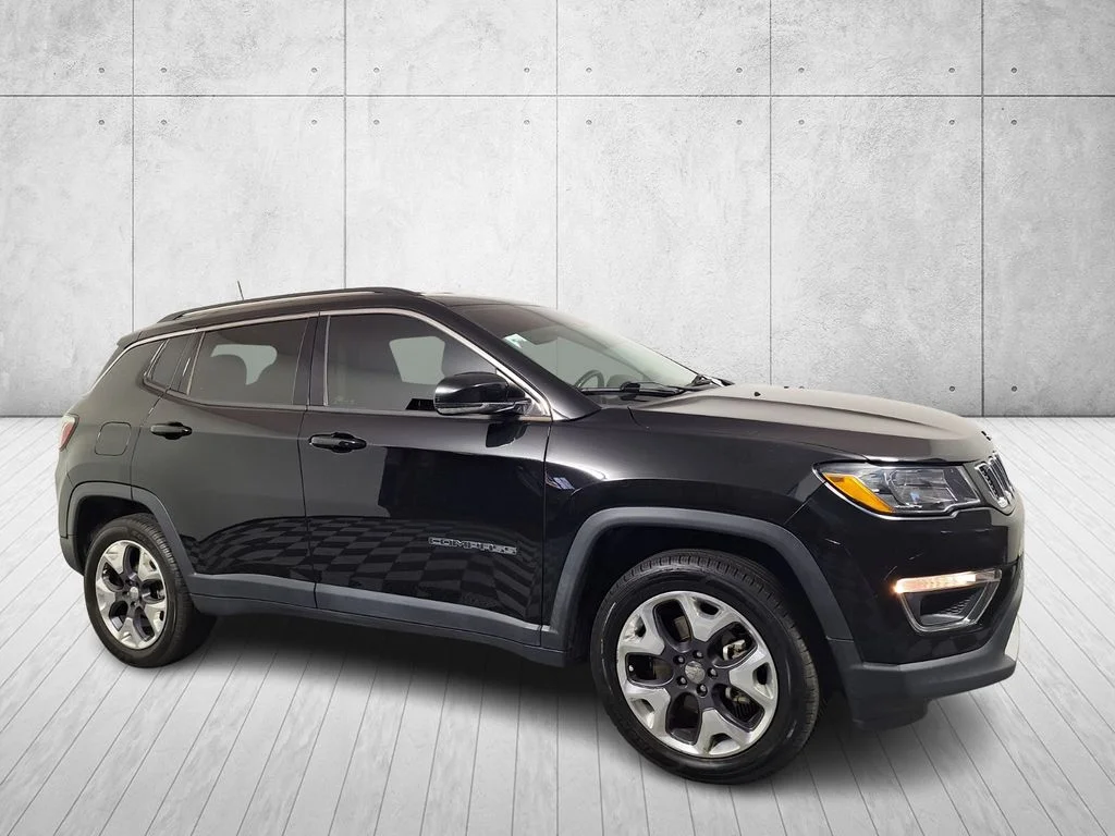 Used 2021 Diamond Black Crystal Pearlcoat Jeep Limited image 3