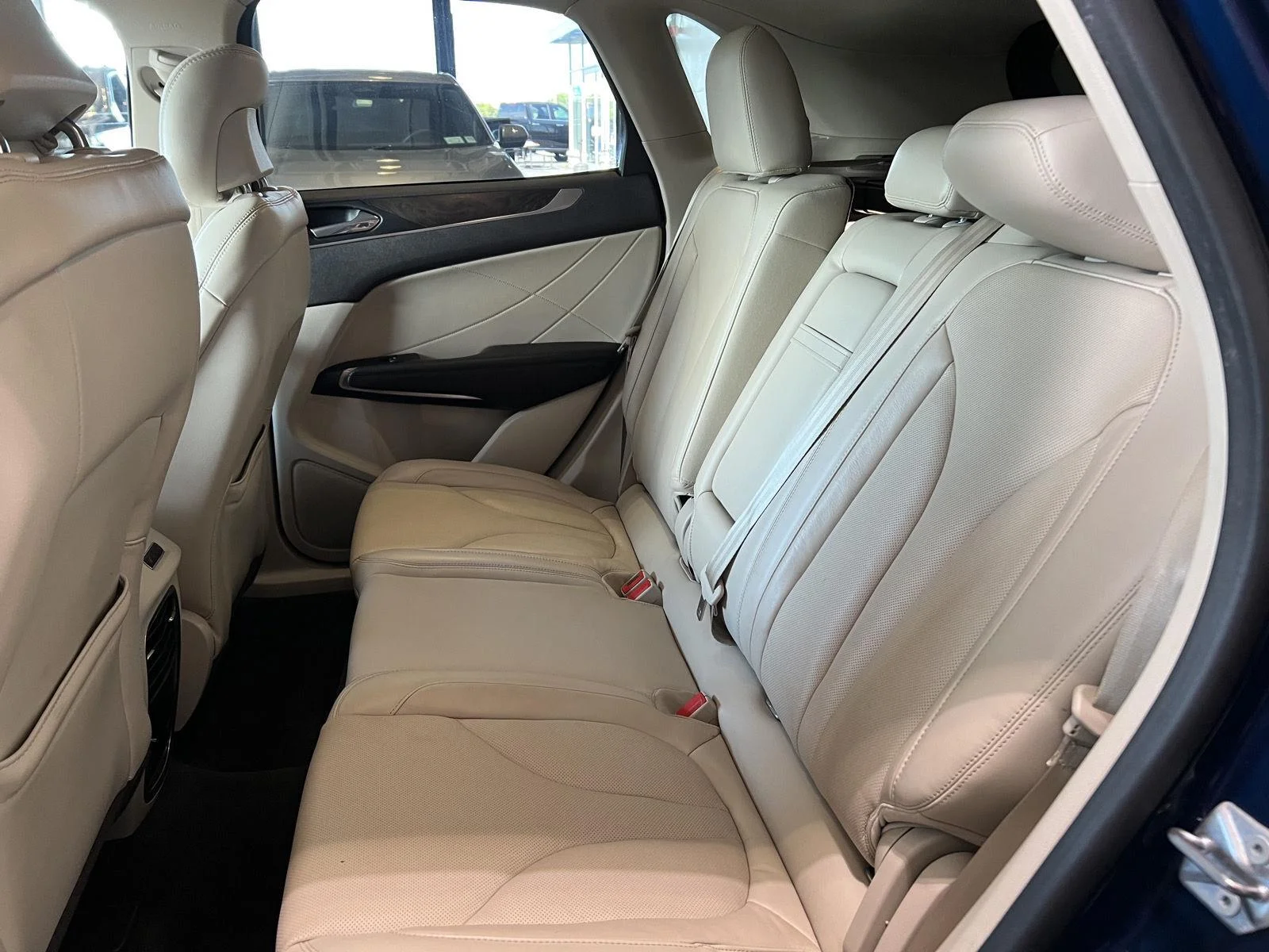 Used 2019  Lincoln Reserve image 17
