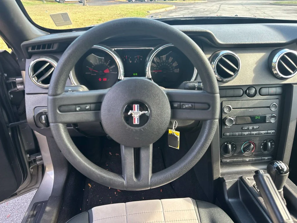 Used 2009 Gray Ford V6 image 18