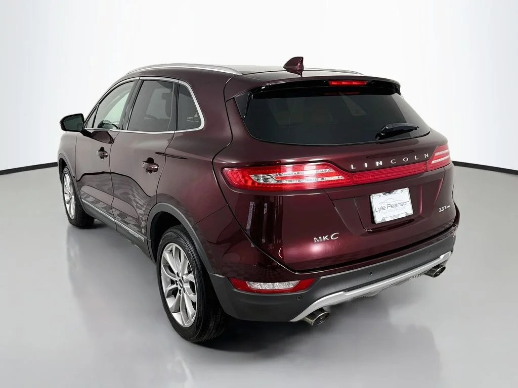 Used 2017 Burgundy Lincoln Select image 3